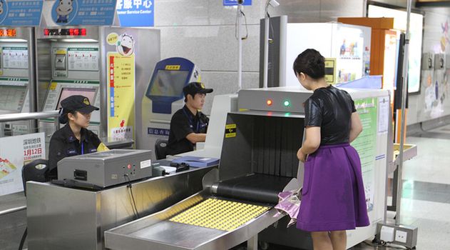 不要光顧著過(guò)安檢機(jī),隨身行李物品不能忘!